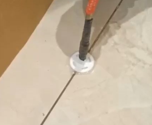 长寿瓷砖空鼓维修公司专业解答瓷砖在铺贴过程中，如果没有涂抹均匀到位的粘结材料（如水泥砂浆或瓷砖胶），可能会导致以下问题